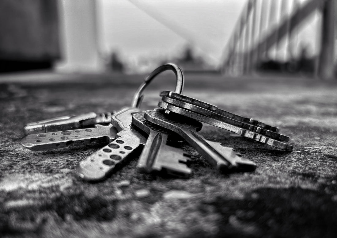 a bunch of keys that are laying on the ground