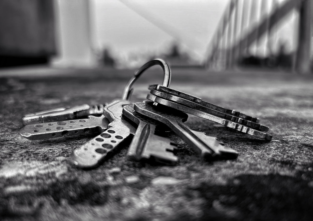 a bunch of keys that are laying on the ground